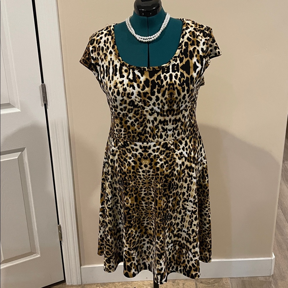 Leopard Print Skater Style Short Sleeve Dress - Picture 8 of 12